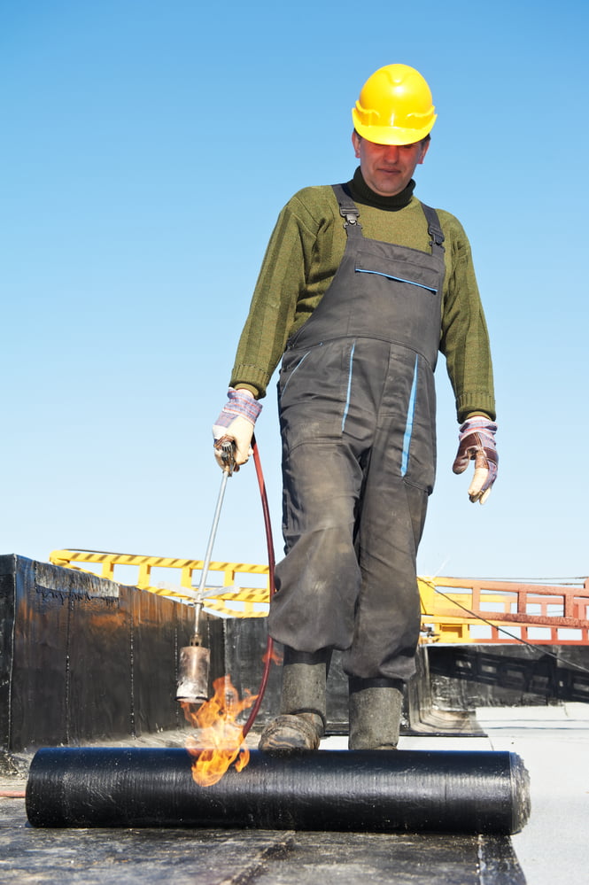 Flat roof covering works with roofing felt